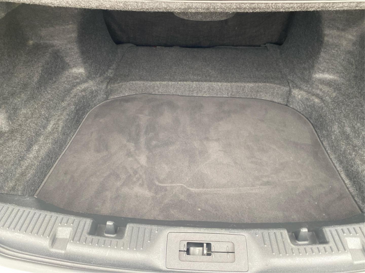 2014 WHITE LINCOLN MKS (1LNHL9EK6EG) with an 3.7L engine, Automatic transmission, located at 908 SE 14th Street, Des Moines, IA, 50317, (515) 281-0330, 41.580303, -93.597046 - Photo#12