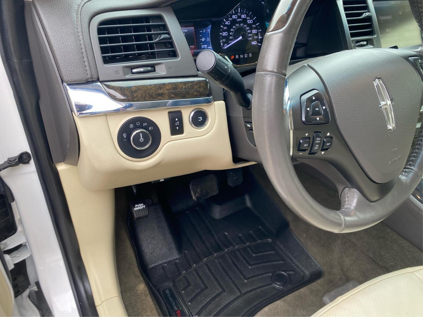 2014 WHITE LINCOLN MKS (1LNHL9EK6EG) with an 3.7L engine, Automatic transmission, located at 908 SE 14th Street, Des Moines, IA, 50317, (515) 281-0330, 41.580303, -93.597046 - Photo#17