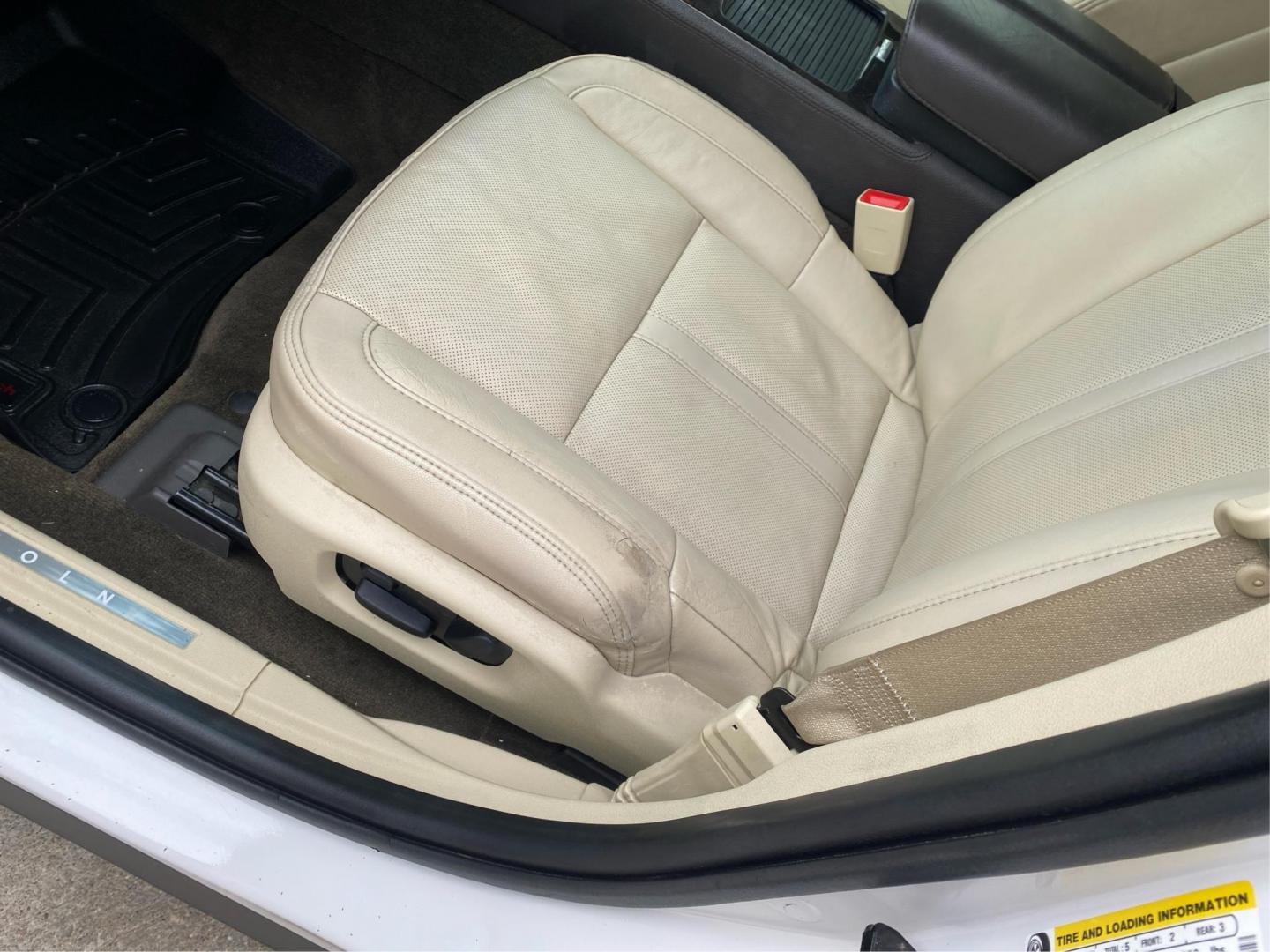 2014 WHITE LINCOLN MKS (1LNHL9EK6EG) with an 3.7L engine, Automatic transmission, located at 908 SE 14th Street, Des Moines, IA, 50317, (515) 281-0330, 41.580303, -93.597046 - Photo#18