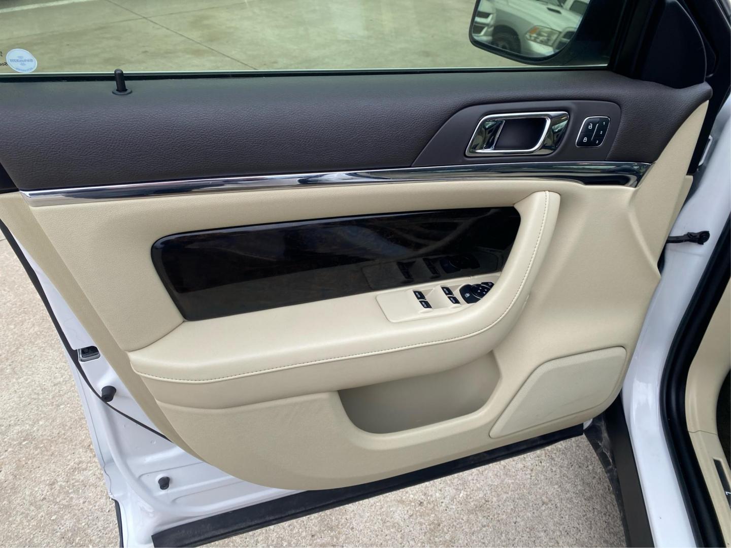 2014 WHITE LINCOLN MKS (1LNHL9EK6EG) with an 3.7L engine, Automatic transmission, located at 908 SE 14th Street, Des Moines, IA, 50317, (515) 281-0330, 41.580303, -93.597046 - Photo#19