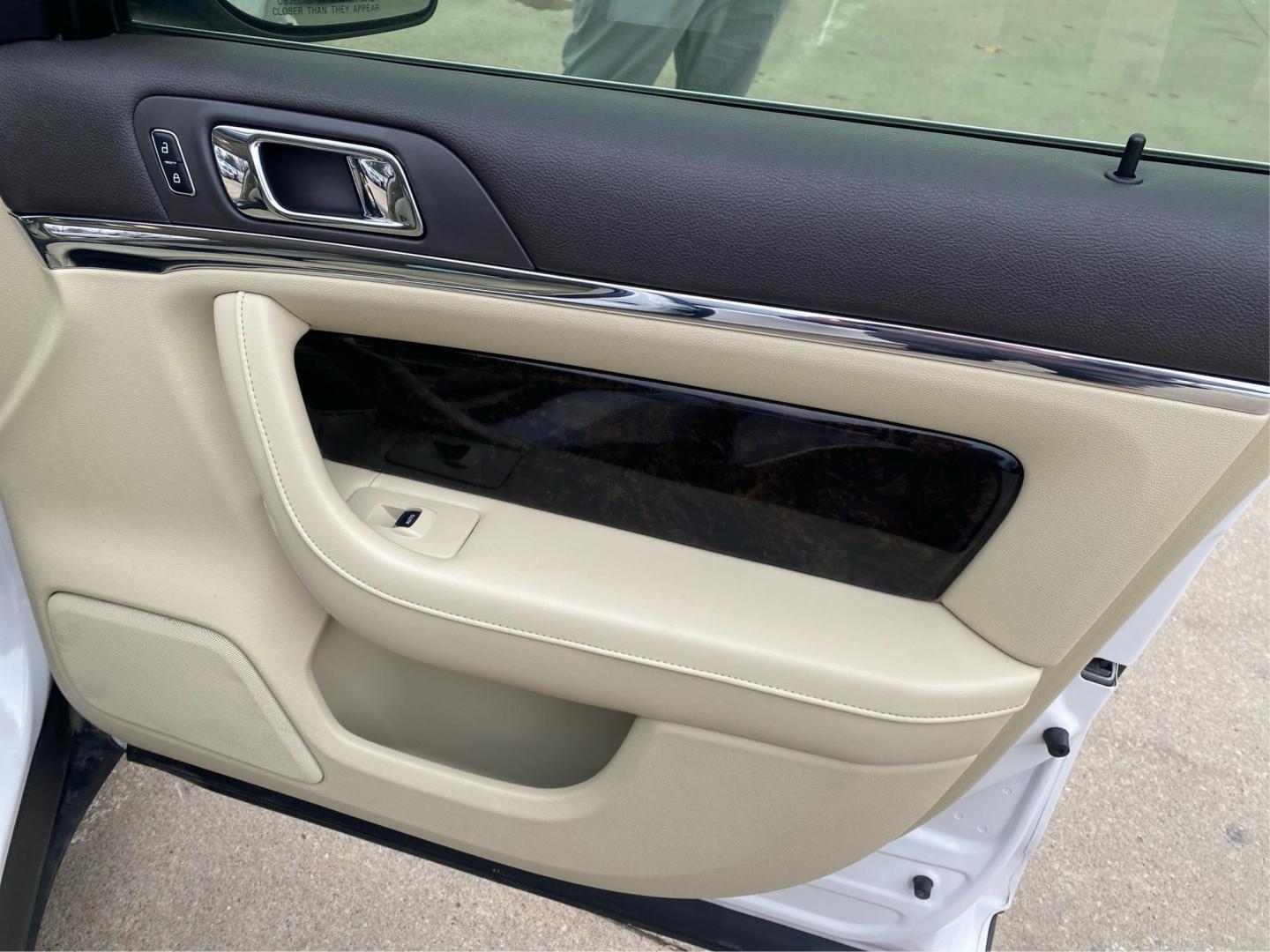 2014 WHITE LINCOLN MKS (1LNHL9EK6EG) with an 3.7L engine, Automatic transmission, located at 908 SE 14th Street, Des Moines, IA, 50317, (515) 281-0330, 41.580303, -93.597046 - Photo#20