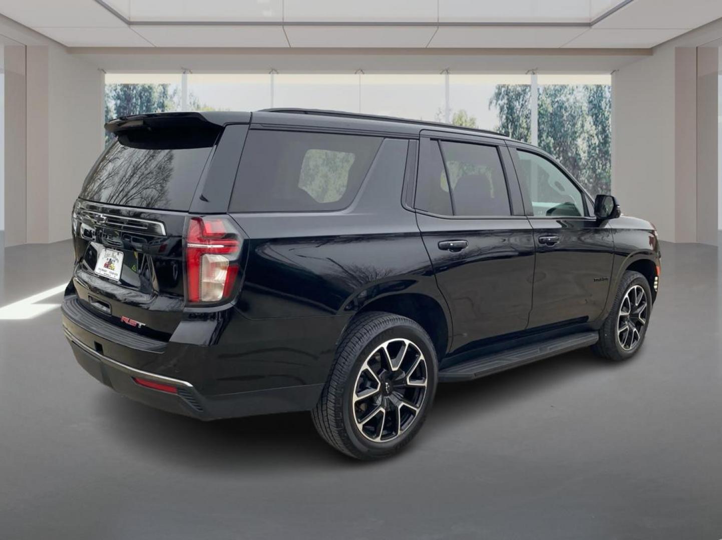 2022 BLACK CHEVROLET TAHOE RST (1GNSKRKD3NR) with an 5.3L engine, Automatic transmission, located at 908 SE 14th Street, Des Moines, IA, 50317, (515) 281-0330, 41.580303, -93.597046 - Photo#2