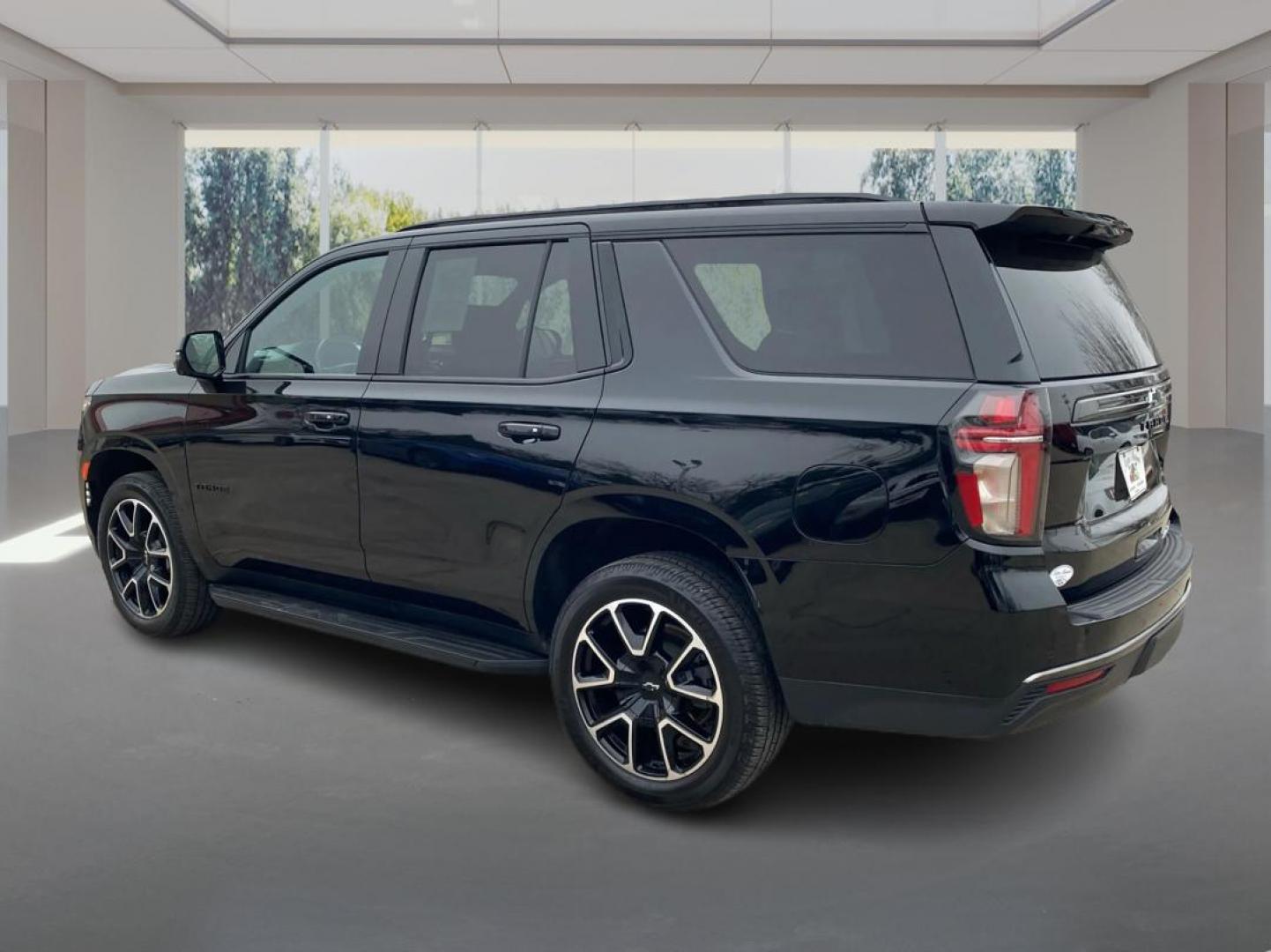 2022 BLACK CHEVROLET TAHOE RST (1GNSKRKD3NR) with an 5.3L engine, Automatic transmission, located at 908 SE 14th Street, Des Moines, IA, 50317, (515) 281-0330, 41.580303, -93.597046 - Photo#4