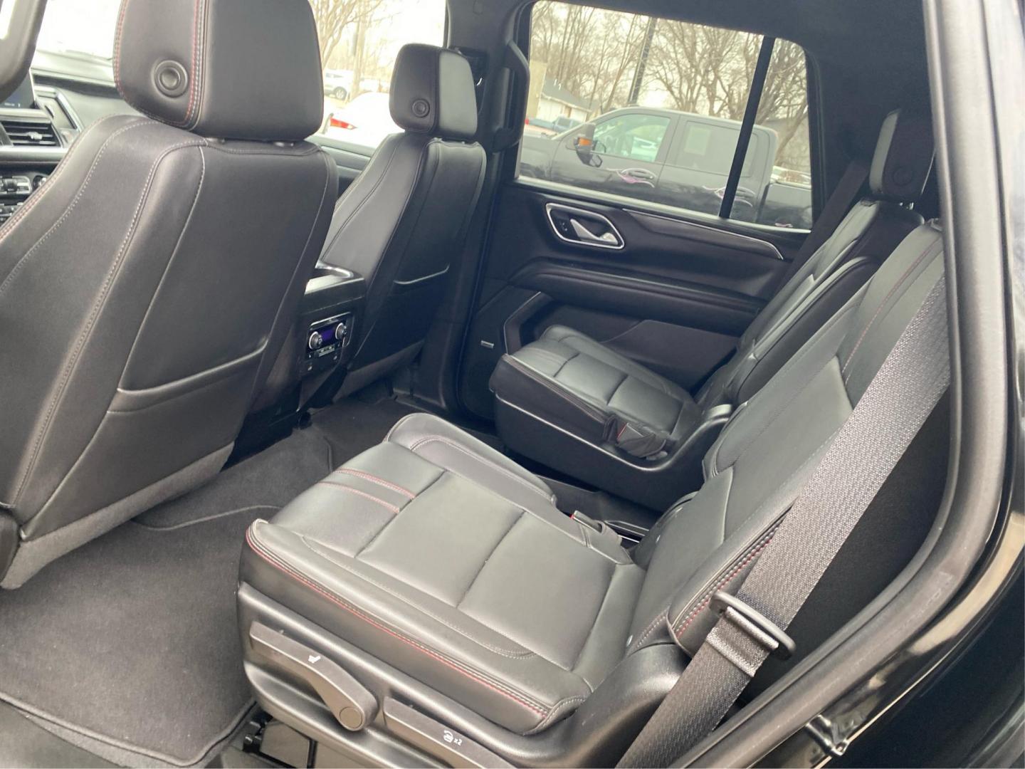 2022 BLACK CHEVROLET TAHOE RST (1GNSKRKD3NR) with an 5.3L engine, Automatic transmission, located at 908 SE 14th Street, Des Moines, IA, 50317, (515) 281-0330, 41.580303, -93.597046 - Photo#9