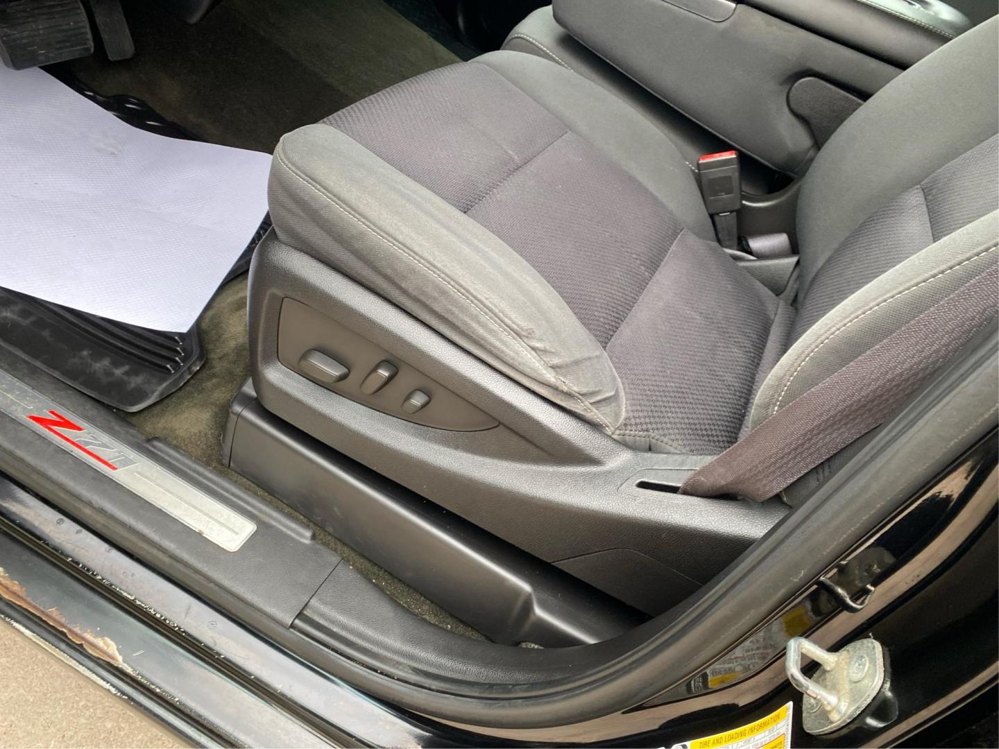 2015 BLACK CHEVROLET SILVERADO 2500 HEAVY DUTY LT (1GC1KVEG2FF) with an 6.0L engine, Automatic transmission, located at 908 SE 14th Street, Des Moines, IA, 50317, (515) 281-0330, 41.580303, -93.597046 - Photo#17