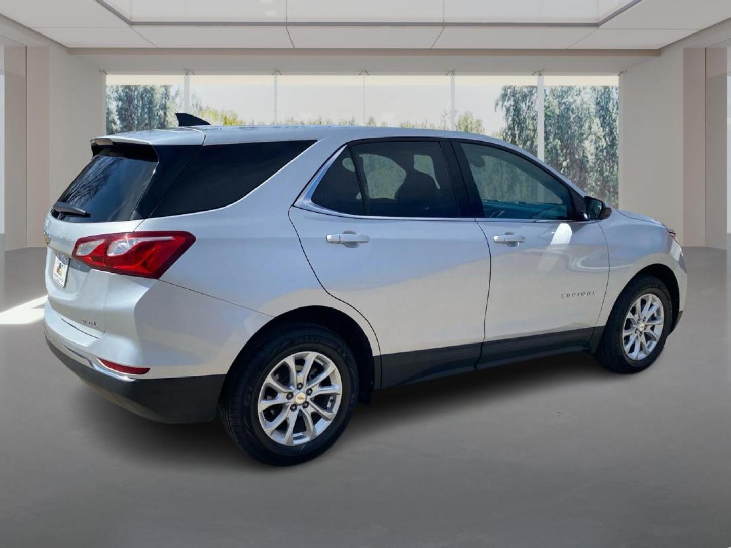 2020 SILVER CHEVROLET EQUINOX LT (2GNAXUEV4L6) with an 1.5L engine, Automatic transmission, located at 908 SE 14th Street, Des Moines, IA, 50317, (515) 281-0330, 41.580303, -93.597046 - Photo#2
