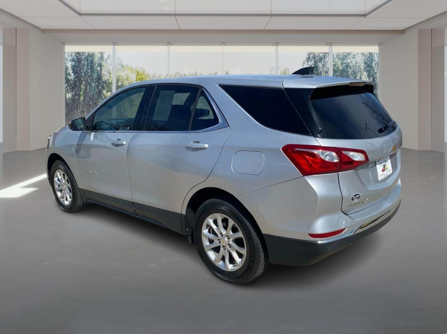 2020 SILVER CHEVROLET EQUINOX LT (2GNAXUEV4L6) with an 1.5L engine, Automatic transmission, located at 908 SE 14th Street, Des Moines, IA, 50317, (515) 281-0330, 41.580303, -93.597046 - Photo#4