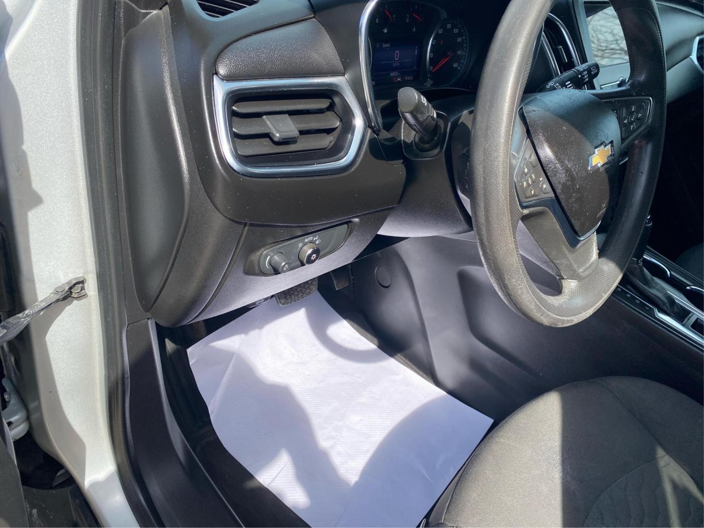 2020 SILVER CHEVROLET EQUINOX LT (2GNAXUEV4L6) with an 1.5L engine, Automatic transmission, located at 908 SE 14th Street, Des Moines, IA, 50317, (515) 281-0330, 41.580303, -93.597046 - Photo#17