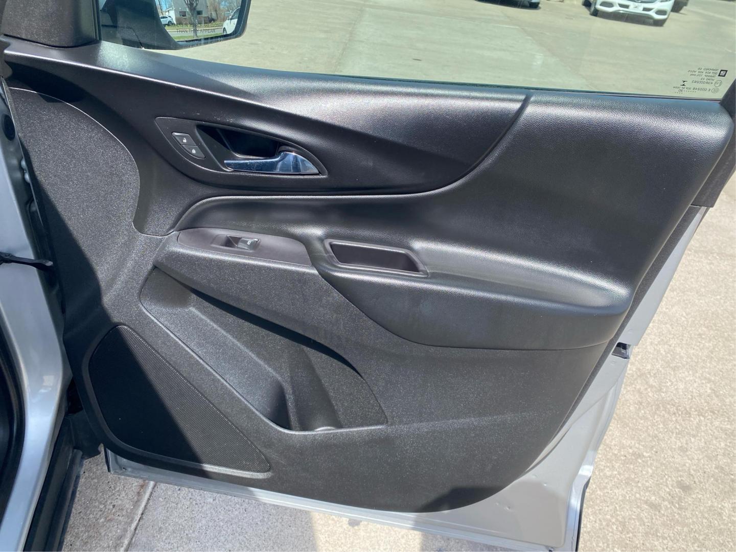 2020 SILVER CHEVROLET EQUINOX LT (2GNAXUEV4L6) with an 1.5L engine, Automatic transmission, located at 908 SE 14th Street, Des Moines, IA, 50317, (515) 281-0330, 41.580303, -93.597046 - Photo#20