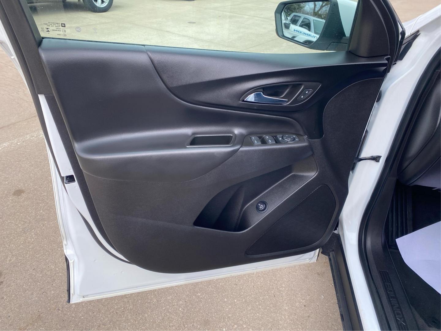 2024 WHITE CHEVROLET EQUINOX LT (3GNAXUEG4RS) with an 1.5L engine, Automatic transmission, located at 908 SE 14th Street, Des Moines, IA, 50317, (515) 281-0330, 41.580303, -93.597046 - Photo#19