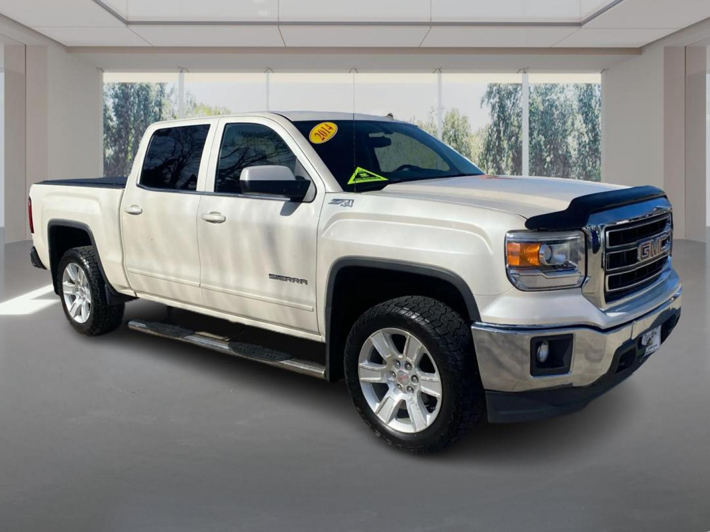 2014 WHITE GMC SIERRA CREW CAB SLE (3GTU2UEC4EG) with an 5.3L engine, Automatic transmission, located at 908 SE 14th Street, Des Moines, IA, 50317, (515) 281-0330, 41.580303, -93.597046 - Photo#0