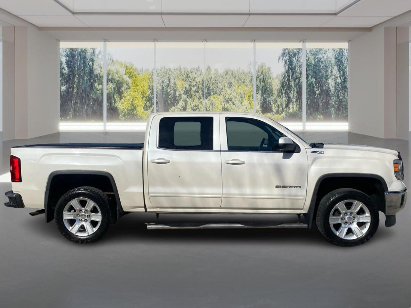 2014 WHITE GMC SIERRA CREW CAB SLE (3GTU2UEC4EG) with an 5.3L engine, Automatic transmission, located at 908 SE 14th Street, Des Moines, IA, 50317, (515) 281-0330, 41.580303, -93.597046 - Photo#1