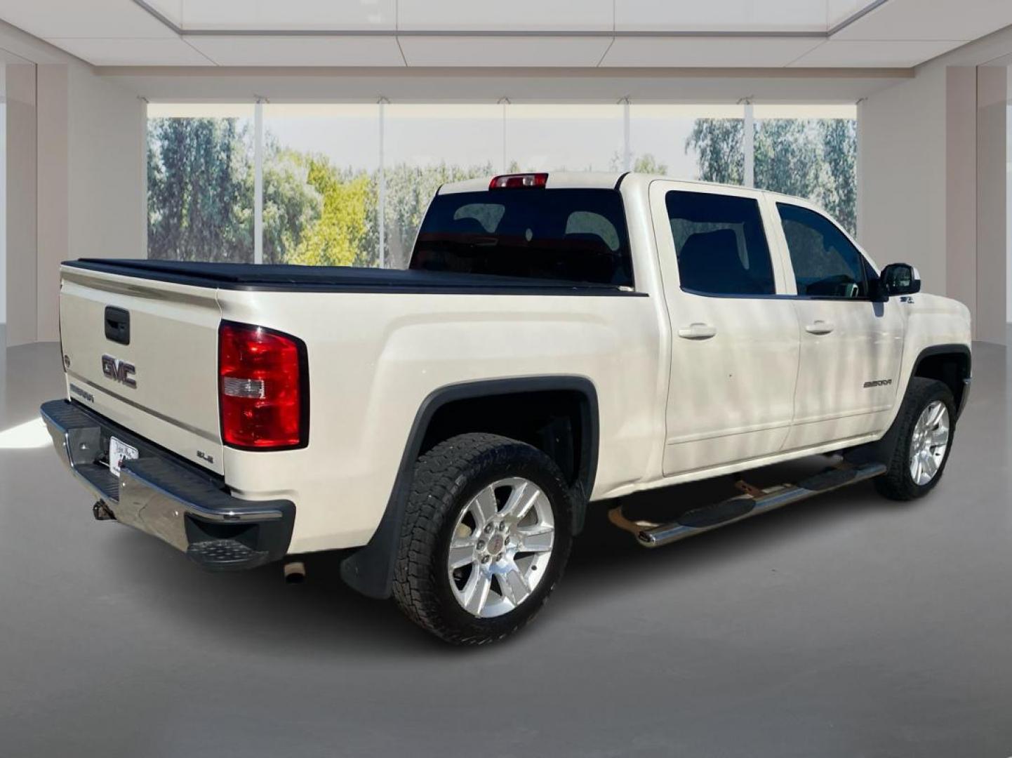 2014 WHITE GMC SIERRA CREW CAB SLE (3GTU2UEC4EG) with an 5.3L engine, Automatic transmission, located at 908 SE 14th Street, Des Moines, IA, 50317, (515) 281-0330, 41.580303, -93.597046 - Photo#2