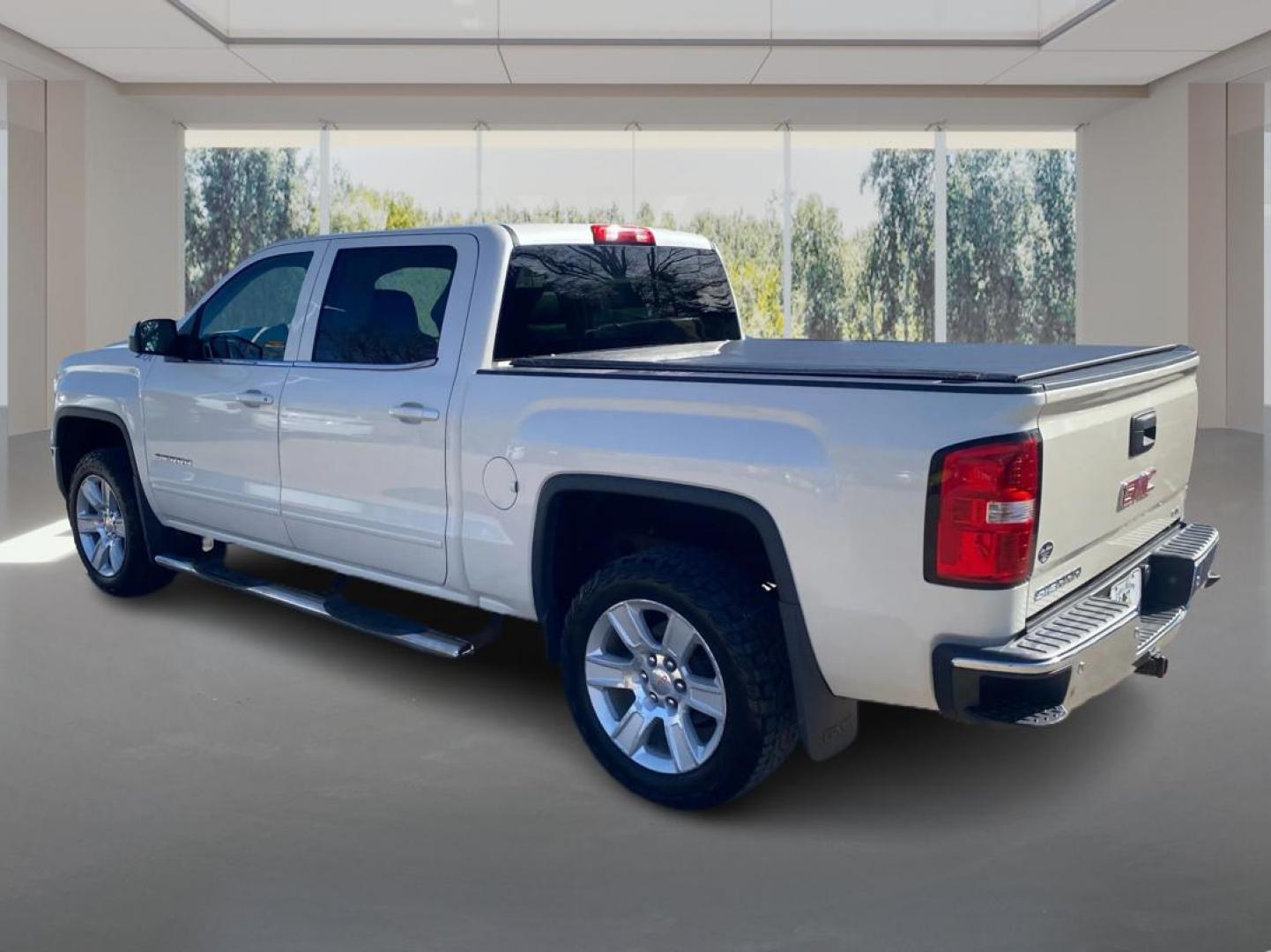 2014 WHITE GMC SIERRA CREW CAB SLE (3GTU2UEC4EG) with an 5.3L engine, Automatic transmission, located at 908 SE 14th Street, Des Moines, IA, 50317, (515) 281-0330, 41.580303, -93.597046 - Photo#4