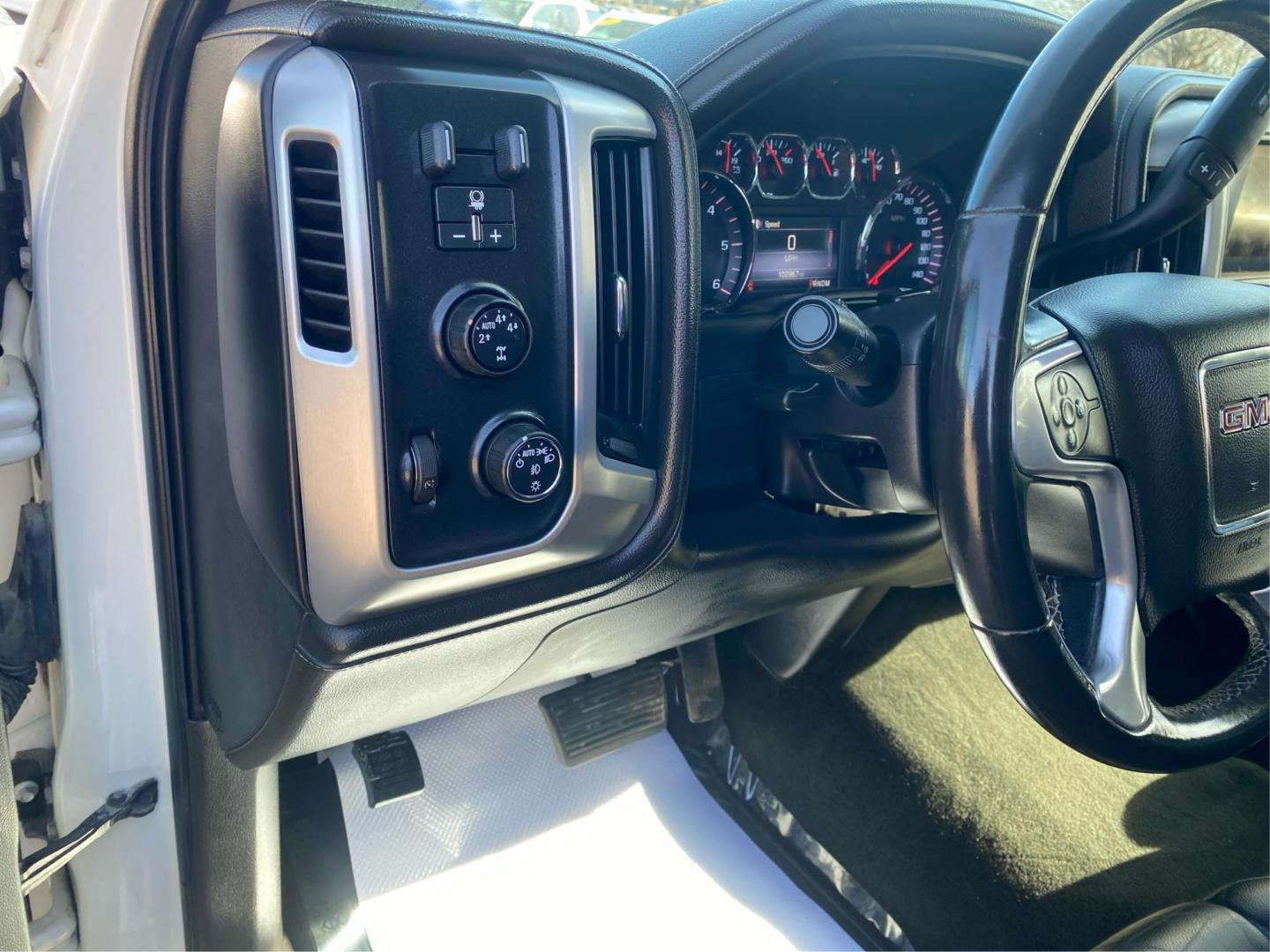 2014 WHITE GMC SIERRA CREW CAB SLE (3GTU2UEC4EG) with an 5.3L engine, Automatic transmission, located at 908 SE 14th Street, Des Moines, IA, 50317, (515) 281-0330, 41.580303, -93.597046 - Photo#16