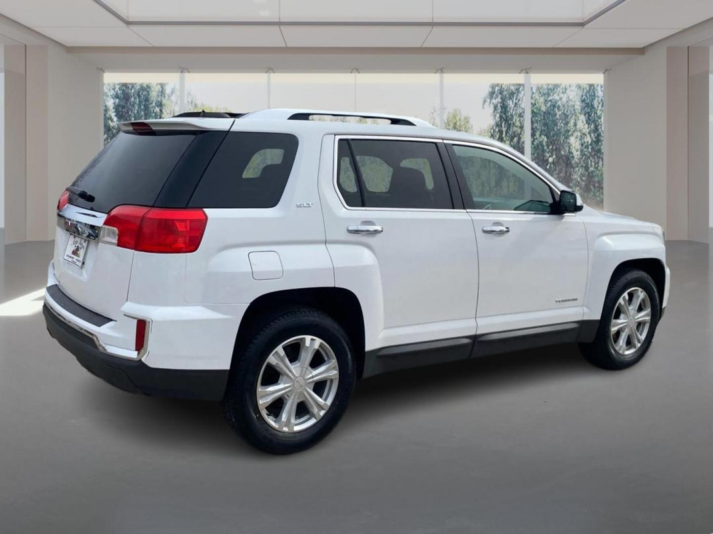 2017 WHITE GMC TERRAIN SLT (2GKALPEKXH6) with an 2.4L engine, Automatic transmission, located at 908 SE 14th Street, Des Moines, IA, 50317, (515) 281-0330, 41.580303, -93.597046 - Photo#2