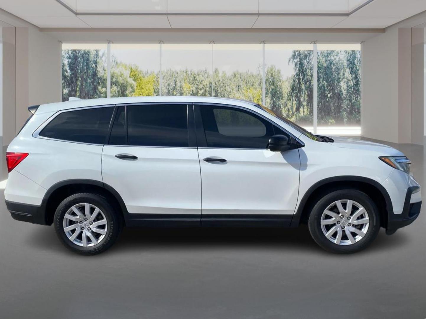 2020 WHITE HONDA PILOT LX (5FNYF5H17LB) with an 3.5L engine, Automatic transmission, located at 908 SE 14th Street, Des Moines, IA, 50317, (515) 281-0330, 41.580303, -93.597046 - Photo#1
