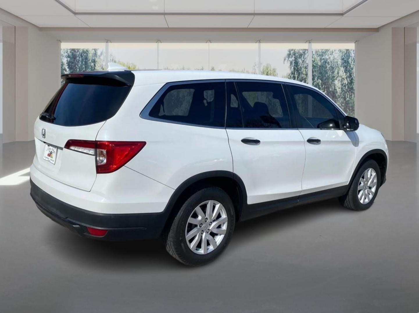 2020 WHITE HONDA PILOT LX (5FNYF5H17LB) with an 3.5L engine, Automatic transmission, located at 908 SE 14th Street, Des Moines, IA, 50317, (515) 281-0330, 41.580303, -93.597046 - Photo#2