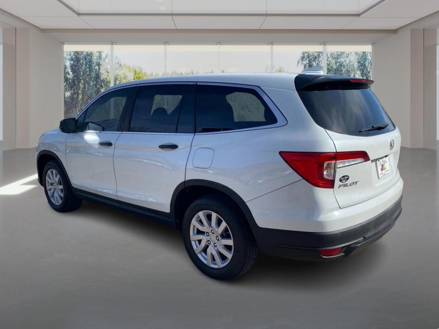 2020 WHITE HONDA PILOT LX (5FNYF5H17LB) with an 3.5L engine, Automatic transmission, located at 908 SE 14th Street, Des Moines, IA, 50317, (515) 281-0330, 41.580303, -93.597046 - Photo#4