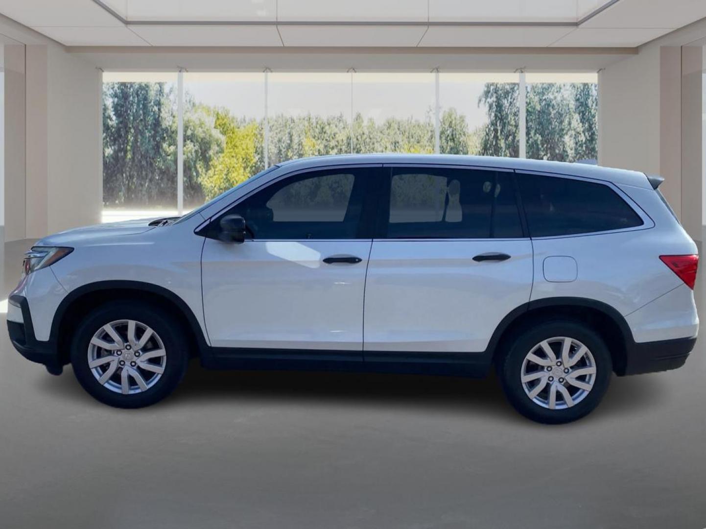 2020 WHITE HONDA PILOT LX (5FNYF5H17LB) with an 3.5L engine, Automatic transmission, located at 908 SE 14th Street, Des Moines, IA, 50317, (515) 281-0330, 41.580303, -93.597046 - Photo#5