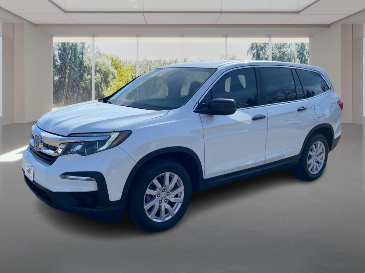 2020 WHITE HONDA PILOT LX (5FNYF5H17LB) with an 3.5L engine, Automatic transmission, located at 908 SE 14th Street, Des Moines, IA, 50317, (515) 281-0330, 41.580303, -93.597046 - Photo#7