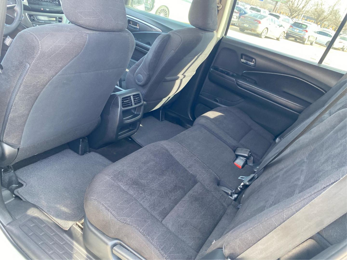 2020 WHITE HONDA PILOT LX (5FNYF5H17LB) with an 3.5L engine, Automatic transmission, located at 908 SE 14th Street, Des Moines, IA, 50317, (515) 281-0330, 41.580303, -93.597046 - Photo#9