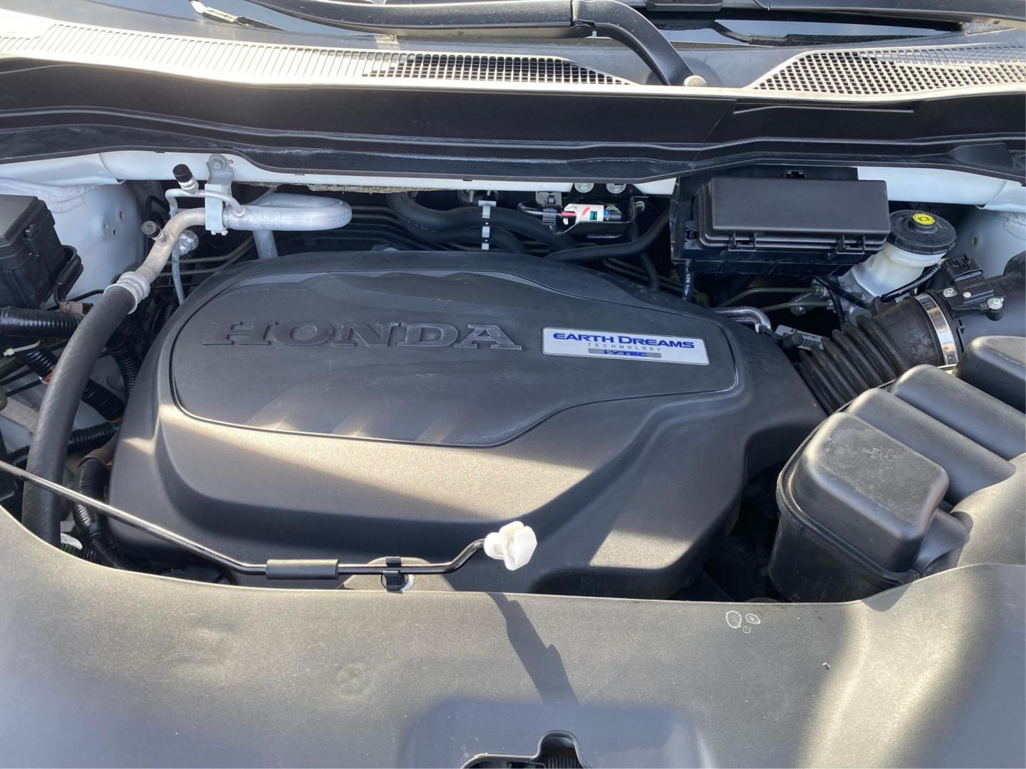 2020 WHITE HONDA PILOT LX (5FNYF5H17LB) with an 3.5L engine, Automatic transmission, located at 908 SE 14th Street, Des Moines, IA, 50317, (515) 281-0330, 41.580303, -93.597046 - Photo#10