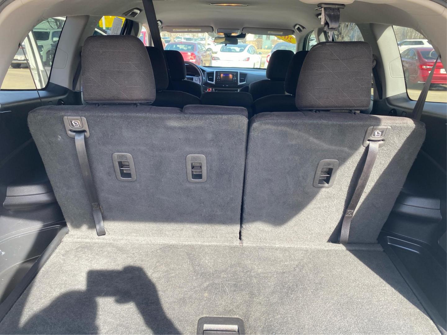 2020 WHITE HONDA PILOT LX (5FNYF5H17LB) with an 3.5L engine, Automatic transmission, located at 908 SE 14th Street, Des Moines, IA, 50317, (515) 281-0330, 41.580303, -93.597046 - Photo#12