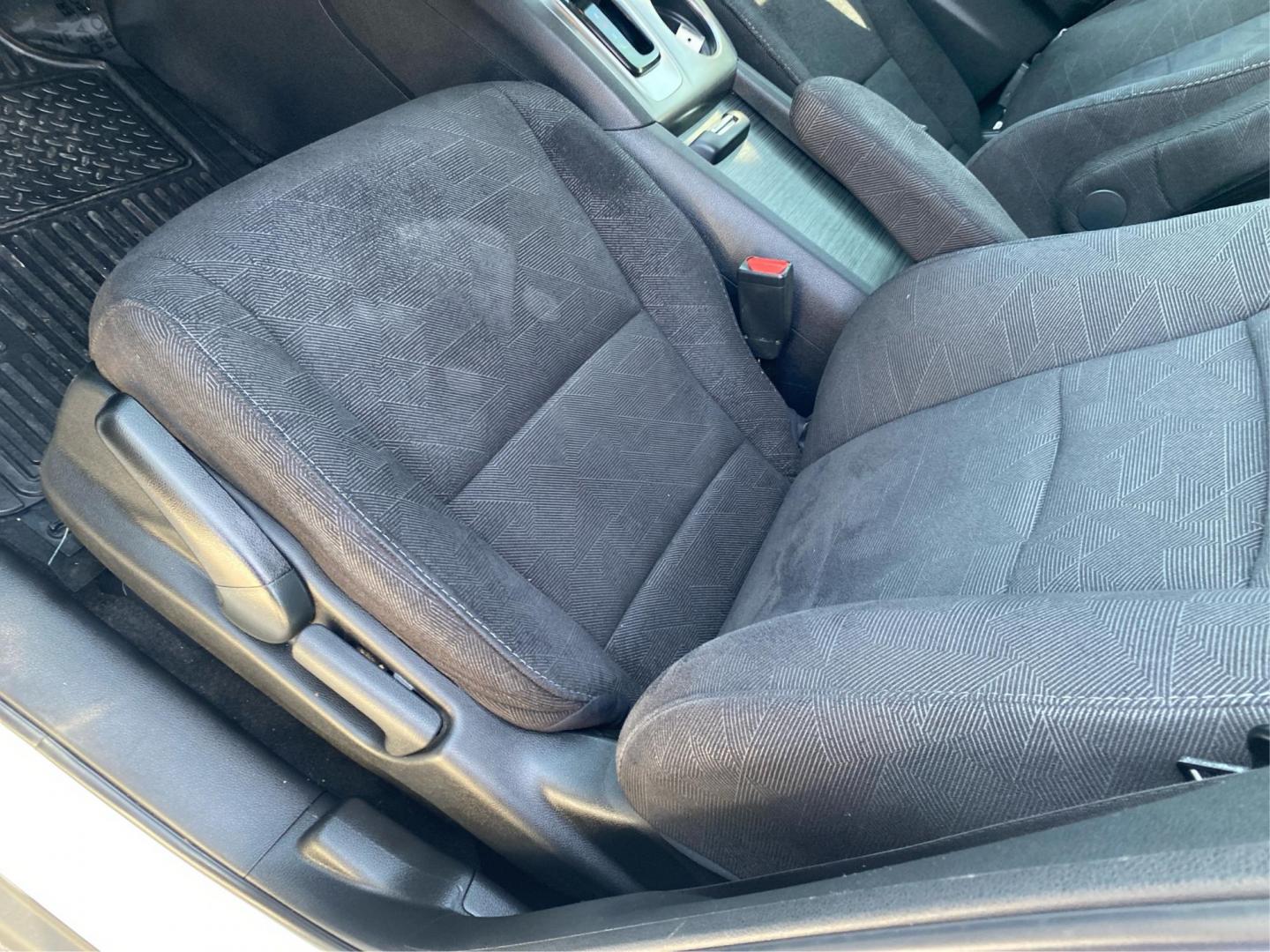 2020 WHITE HONDA PILOT LX (5FNYF5H17LB) with an 3.5L engine, Automatic transmission, located at 908 SE 14th Street, Des Moines, IA, 50317, (515) 281-0330, 41.580303, -93.597046 - Photo#18