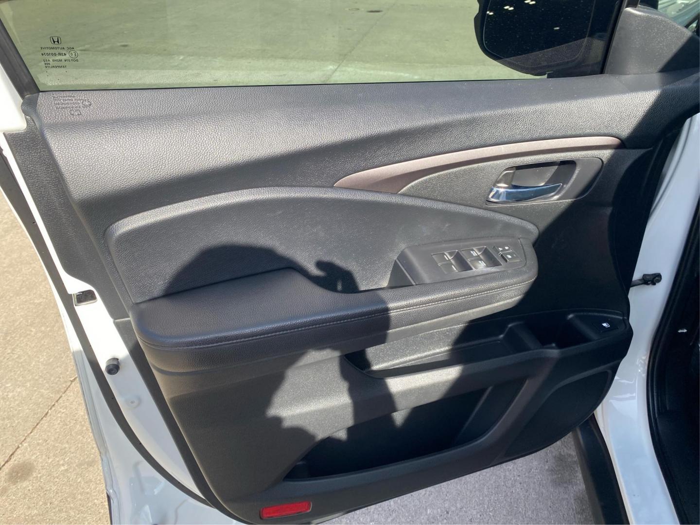 2020 WHITE HONDA PILOT LX (5FNYF5H17LB) with an 3.5L engine, Automatic transmission, located at 908 SE 14th Street, Des Moines, IA, 50317, (515) 281-0330, 41.580303, -93.597046 - Photo#19