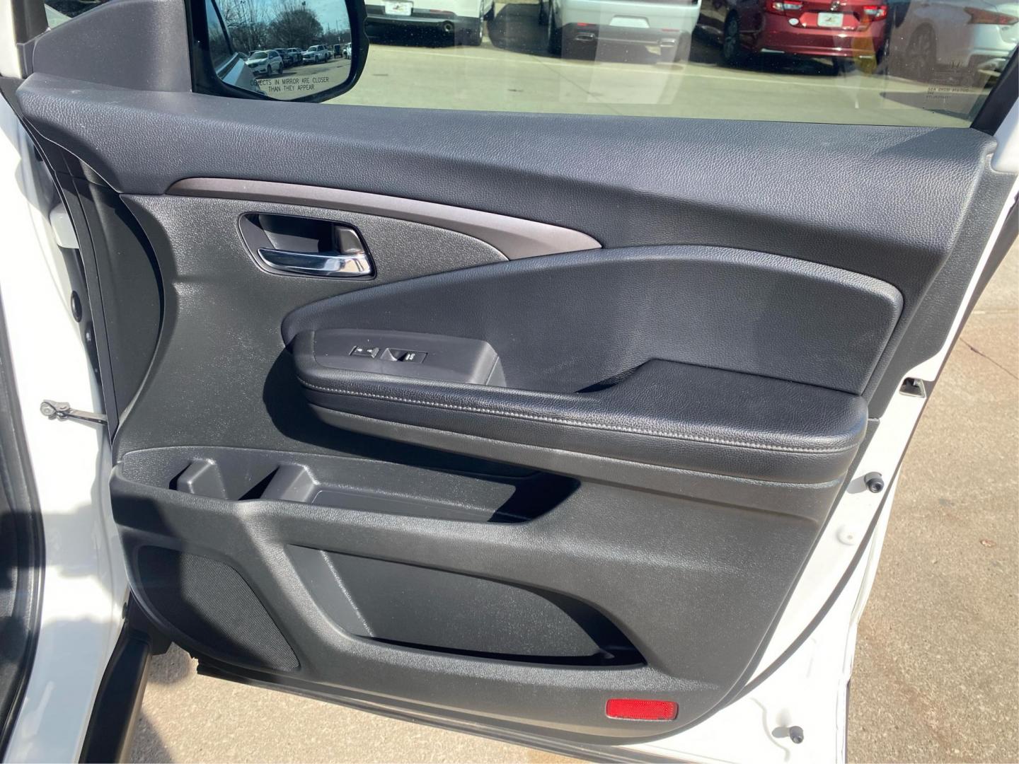 2020 WHITE HONDA PILOT LX (5FNYF5H17LB) with an 3.5L engine, Automatic transmission, located at 908 SE 14th Street, Des Moines, IA, 50317, (515) 281-0330, 41.580303, -93.597046 - Photo#20