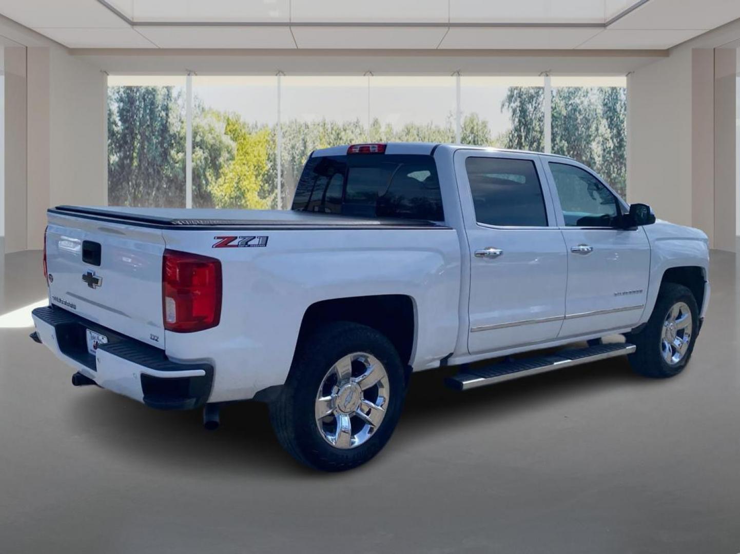 2018 WHITE CHEVROLET SILVERADO 1500 LTZ (3GCUKSEJ0JG) with an 6.2L engine, Automatic transmission, located at 908 SE 14th Street, Des Moines, IA, 50317, (515) 281-0330, 41.580303, -93.597046 - Photo#2