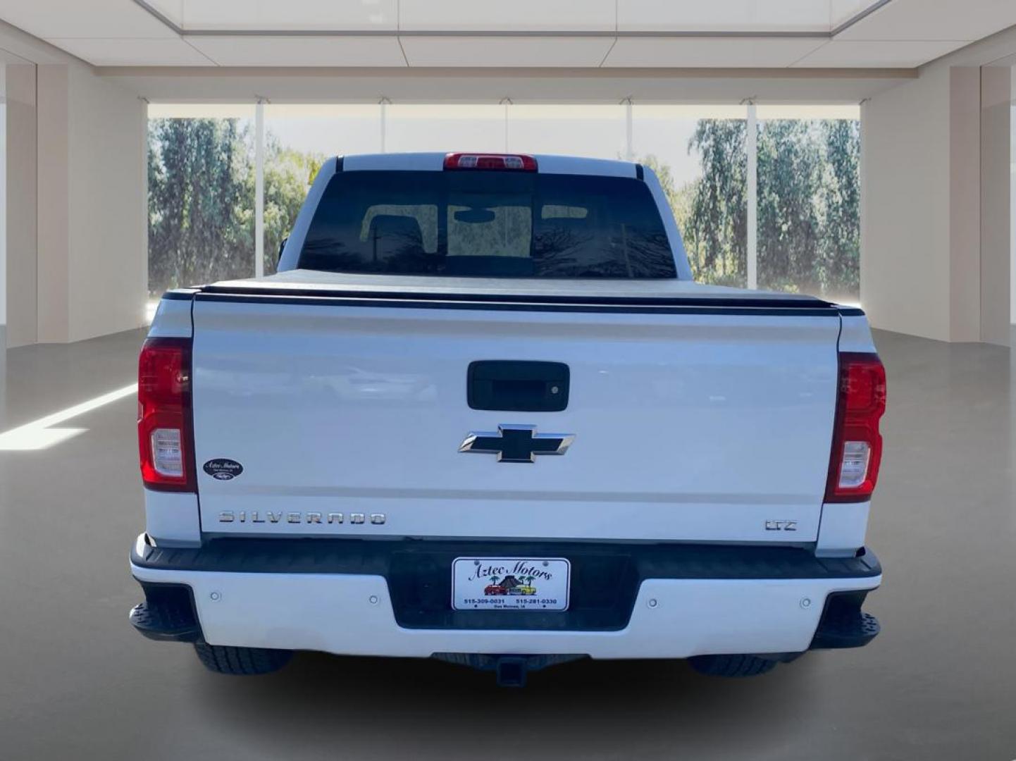 2018 WHITE CHEVROLET SILVERADO 1500 LTZ (3GCUKSEJ0JG) with an 6.2L engine, Automatic transmission, located at 908 SE 14th Street, Des Moines, IA, 50317, (515) 281-0330, 41.580303, -93.597046 - Photo#3