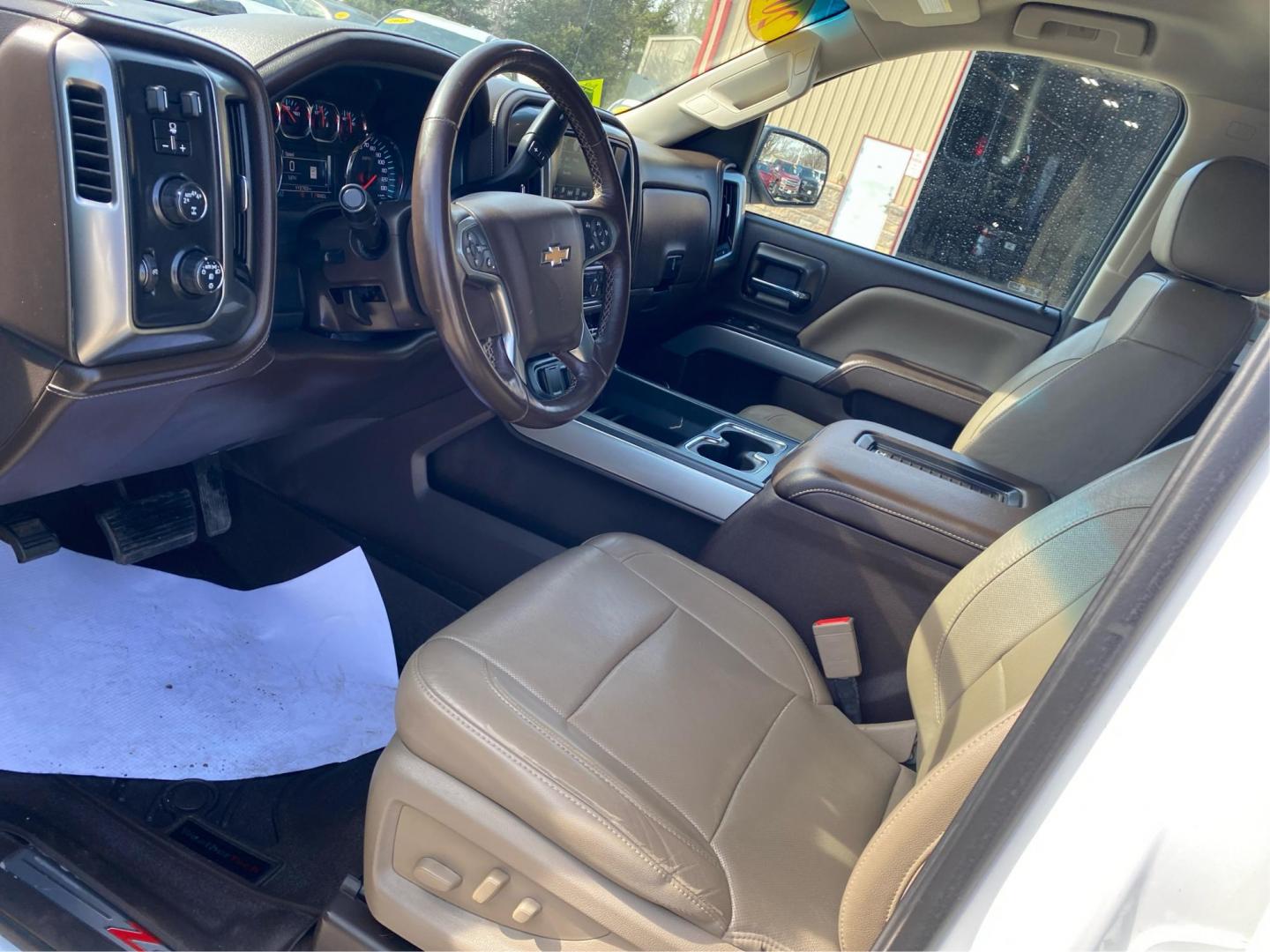 2018 WHITE CHEVROLET SILVERADO 1500 LTZ (3GCUKSEJ0JG) with an 6.2L engine, Automatic transmission, located at 908 SE 14th Street, Des Moines, IA, 50317, (515) 281-0330, 41.580303, -93.597046 - Photo#8