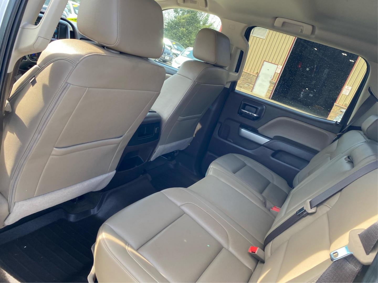 2018 WHITE CHEVROLET SILVERADO 1500 LTZ (3GCUKSEJ0JG) with an 6.2L engine, Automatic transmission, located at 908 SE 14th Street, Des Moines, IA, 50317, (515) 281-0330, 41.580303, -93.597046 - Photo#9