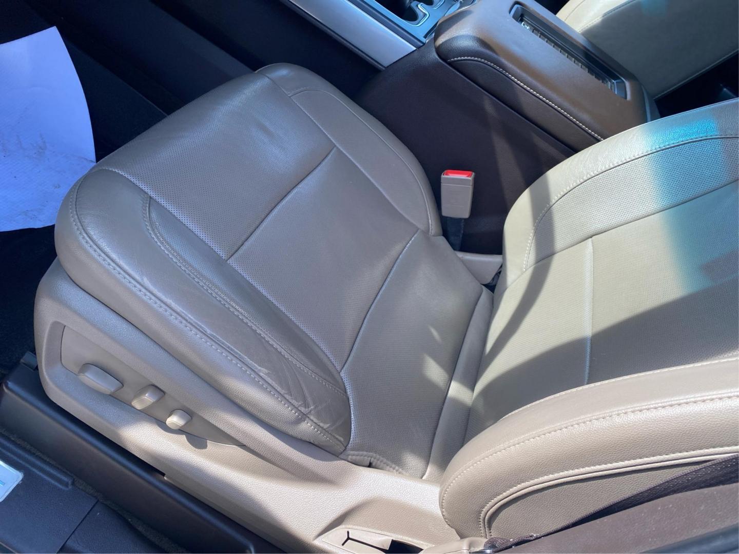 2018 WHITE CHEVROLET SILVERADO 1500 LTZ (3GCUKSEJ0JG) with an 6.2L engine, Automatic transmission, located at 908 SE 14th Street, Des Moines, IA, 50317, (515) 281-0330, 41.580303, -93.597046 - Photo#17