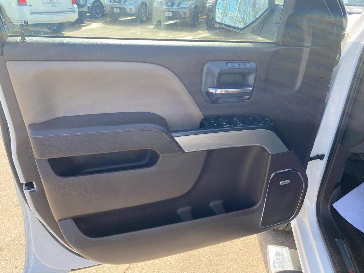 2018 WHITE CHEVROLET SILVERADO 1500 LTZ (3GCUKSEJ0JG) with an 6.2L engine, Automatic transmission, located at 908 SE 14th Street, Des Moines, IA, 50317, (515) 281-0330, 41.580303, -93.597046 - Photo#18