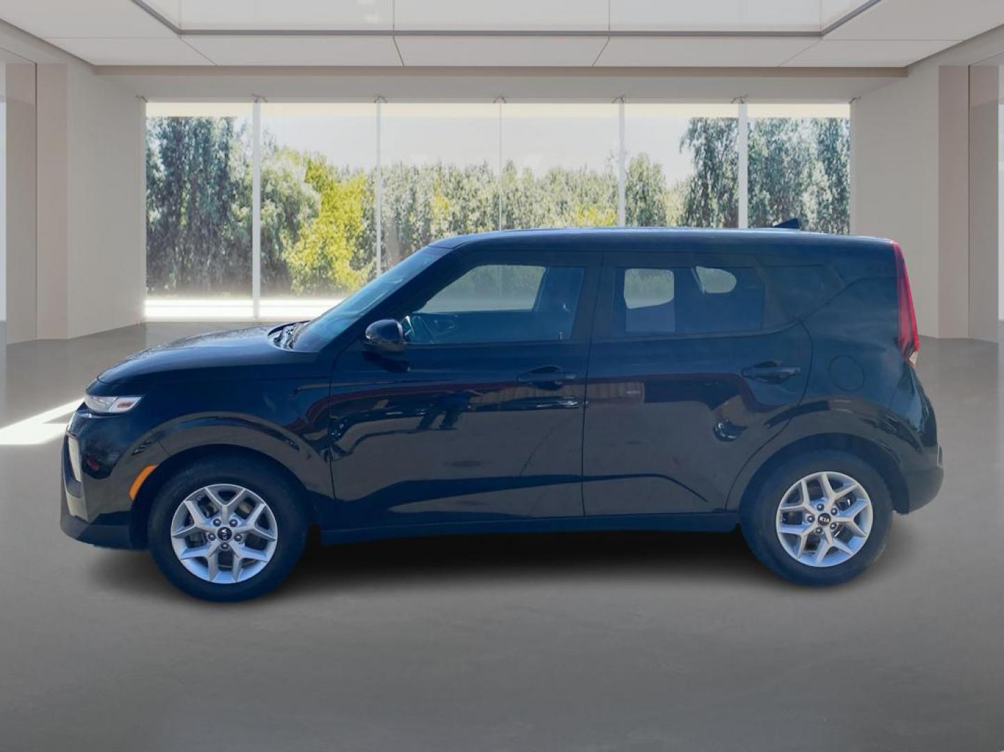 2020 BLACK KIA SOUL LX (KNDJ23AU9L7) with an 2.0L engine, 6-Speed Manual transmission, located at 908 SE 14th Street, Des Moines, IA, 50317, (515) 281-0330, 41.580303, -93.597046 - Photo#5
