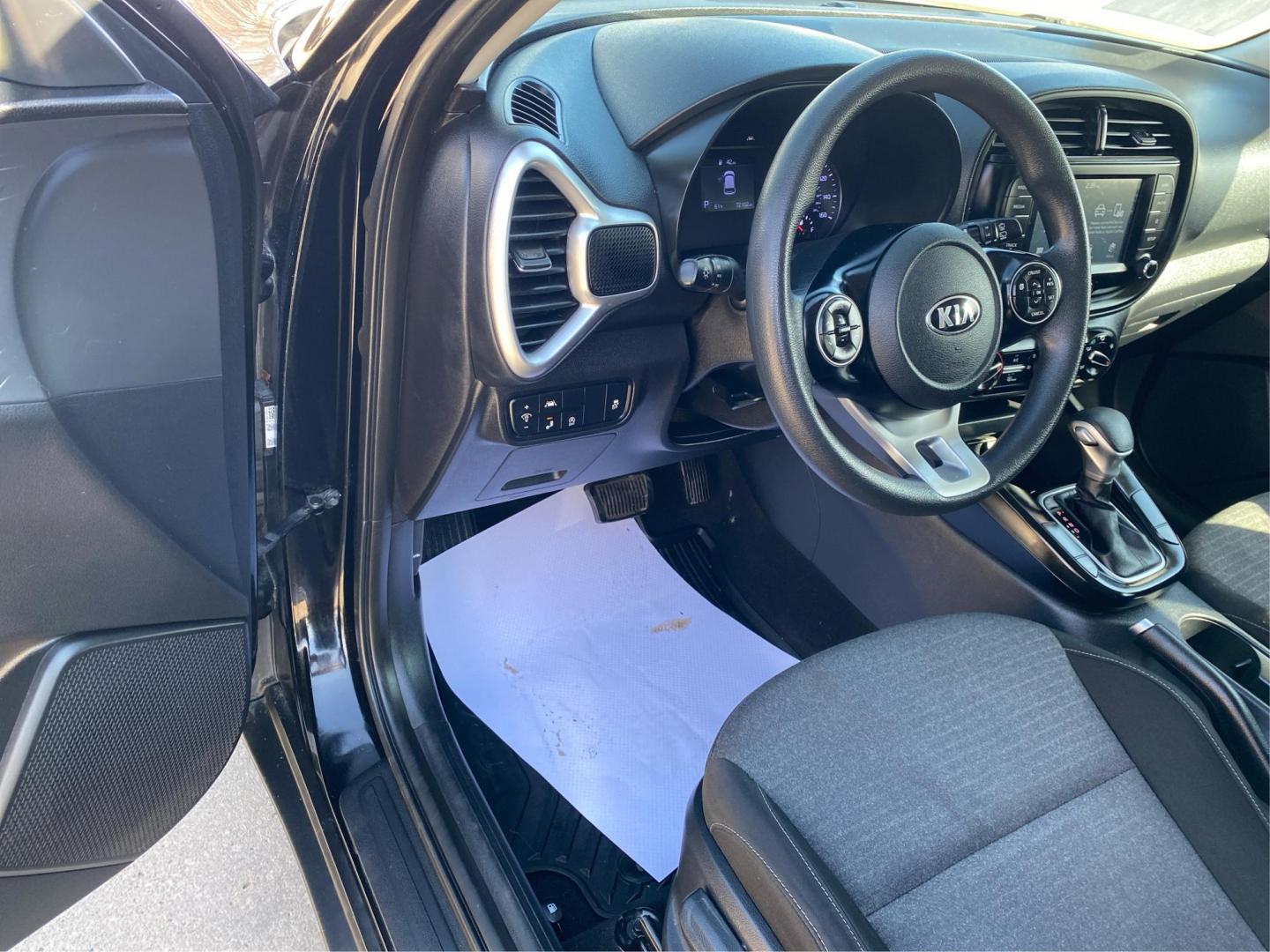 2020 BLACK KIA SOUL LX (KNDJ23AU9L7) with an 2.0L engine, 6-Speed Manual transmission, located at 908 SE 14th Street, Des Moines, IA, 50317, (515) 281-0330, 41.580303, -93.597046 - Photo#17