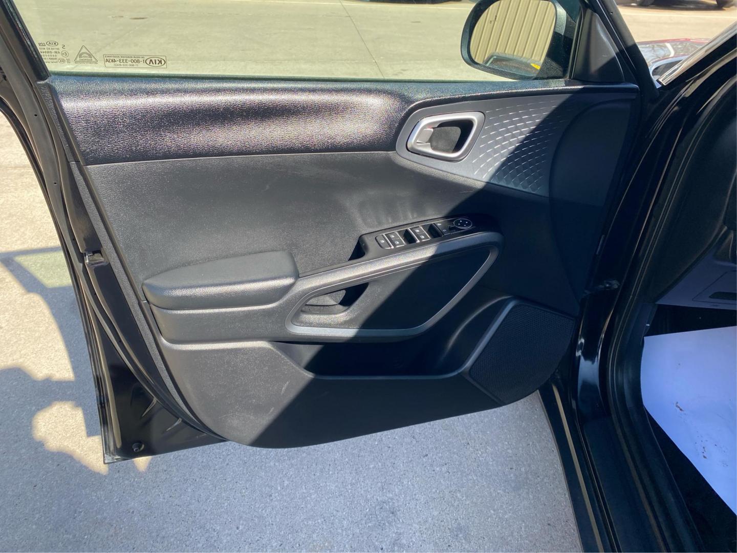 2020 BLACK KIA SOUL LX (KNDJ23AU9L7) with an 2.0L engine, 6-Speed Manual transmission, located at 908 SE 14th Street, Des Moines, IA, 50317, (515) 281-0330, 41.580303, -93.597046 - Photo#19