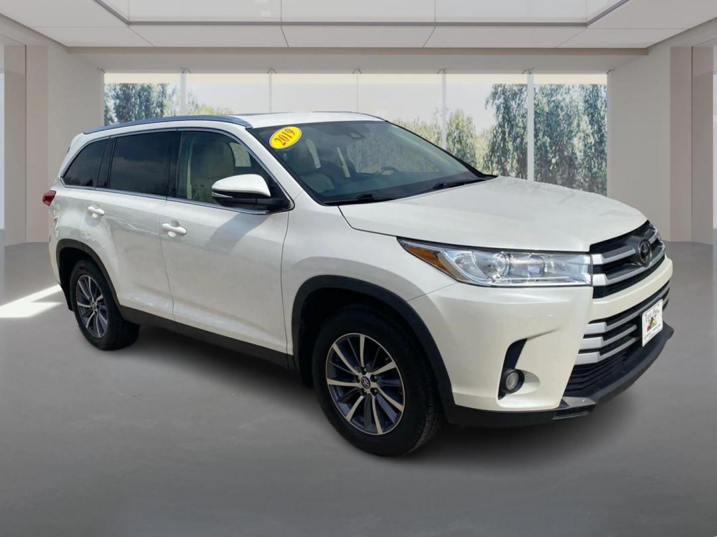 2019 WHITE TOYOTA HIGHLANDER XLE (5TDJZRFH3KS) with an 3.5L engine, Automatic transmission, located at 908 SE 14th Street, Des Moines, IA, 50317, (515) 281-0330, 41.580303, -93.597046 - Photo#0