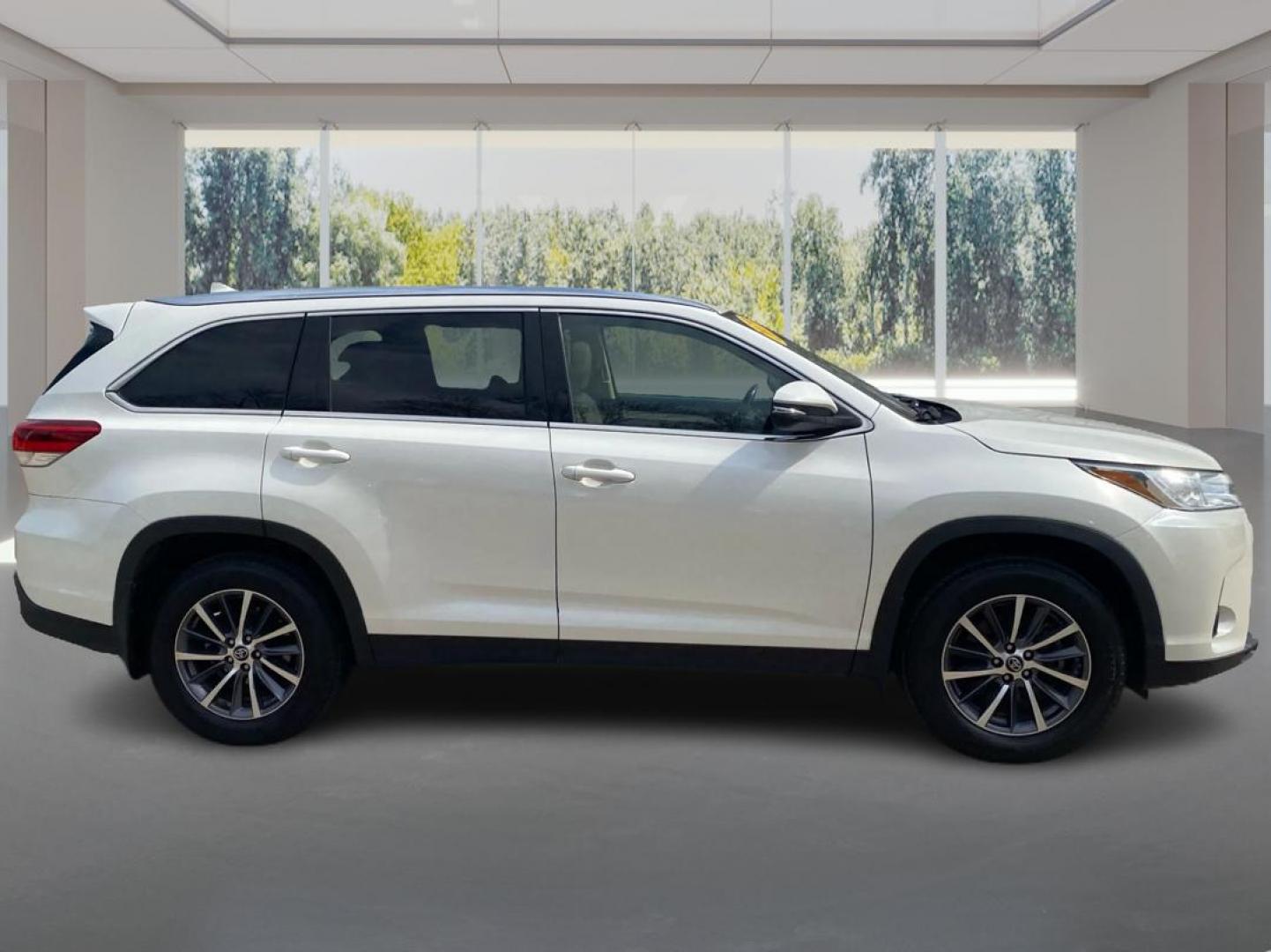 2019 WHITE TOYOTA HIGHLANDER XLE (5TDJZRFH3KS) with an 3.5L engine, Automatic transmission, located at 908 SE 14th Street, Des Moines, IA, 50317, (515) 281-0330, 41.580303, -93.597046 - Photo#1