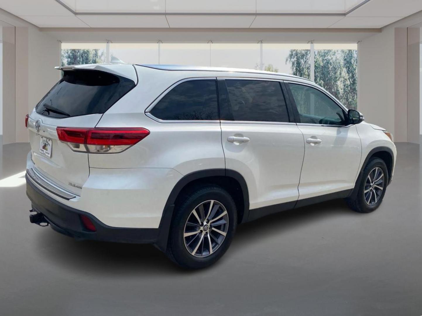 2019 WHITE TOYOTA HIGHLANDER XLE (5TDJZRFH3KS) with an 3.5L engine, Automatic transmission, located at 908 SE 14th Street, Des Moines, IA, 50317, (515) 281-0330, 41.580303, -93.597046 - Photo#2
