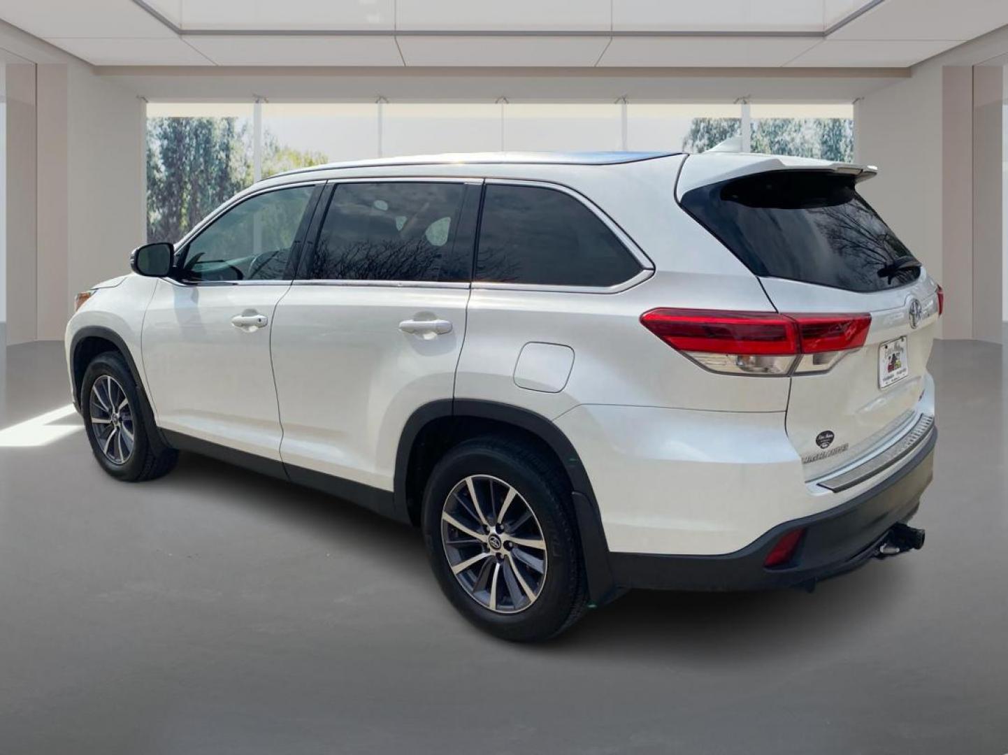 2019 WHITE TOYOTA HIGHLANDER XLE (5TDJZRFH3KS) with an 3.5L engine, Automatic transmission, located at 908 SE 14th Street, Des Moines, IA, 50317, (515) 281-0330, 41.580303, -93.597046 - Photo#4