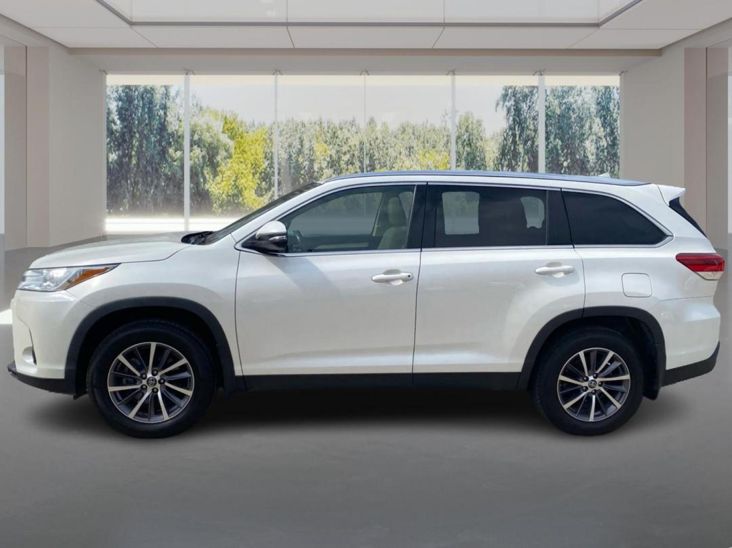 2019 WHITE TOYOTA HIGHLANDER XLE (5TDJZRFH3KS) with an 3.5L engine, Automatic transmission, located at 908 SE 14th Street, Des Moines, IA, 50317, (515) 281-0330, 41.580303, -93.597046 - Photo#5