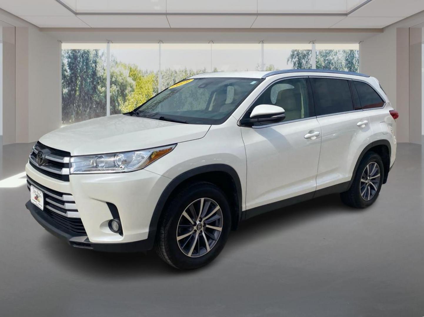 2019 WHITE TOYOTA HIGHLANDER XLE (5TDJZRFH3KS) with an 3.5L engine, Automatic transmission, located at 908 SE 14th Street, Des Moines, IA, 50317, (515) 281-0330, 41.580303, -93.597046 - Photo#7