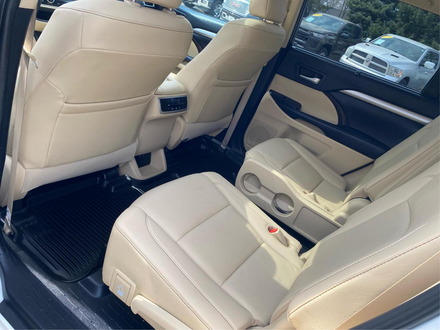 2019 WHITE TOYOTA HIGHLANDER XLE (5TDJZRFH3KS) with an 3.5L engine, Automatic transmission, located at 908 SE 14th Street, Des Moines, IA, 50317, (515) 281-0330, 41.580303, -93.597046 - Photo#9