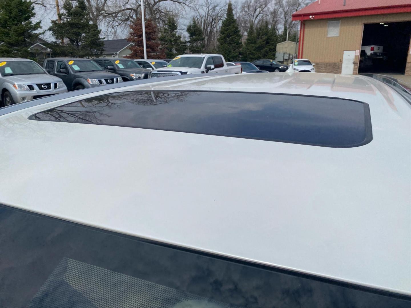 2019 WHITE TOYOTA HIGHLANDER XLE (5TDJZRFH3KS) with an 3.5L engine, Automatic transmission, located at 908 SE 14th Street, Des Moines, IA, 50317, (515) 281-0330, 41.580303, -93.597046 - Photo#11