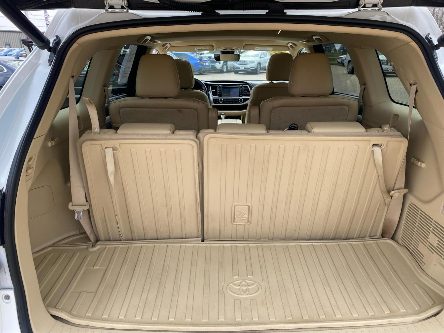 2019 WHITE TOYOTA HIGHLANDER XLE (5TDJZRFH3KS) with an 3.5L engine, Automatic transmission, located at 908 SE 14th Street, Des Moines, IA, 50317, (515) 281-0330, 41.580303, -93.597046 - Photo#12