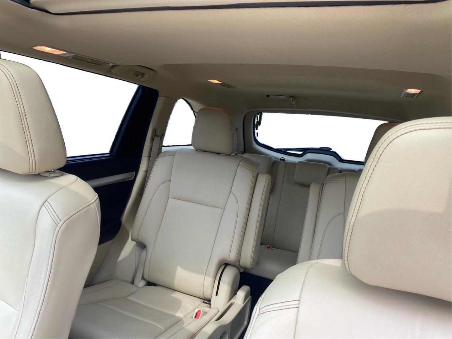 2019 WHITE TOYOTA HIGHLANDER XLE (5TDJZRFH3KS) with an 3.5L engine, Automatic transmission, located at 908 SE 14th Street, Des Moines, IA, 50317, (515) 281-0330, 41.580303, -93.597046 - Photo#14